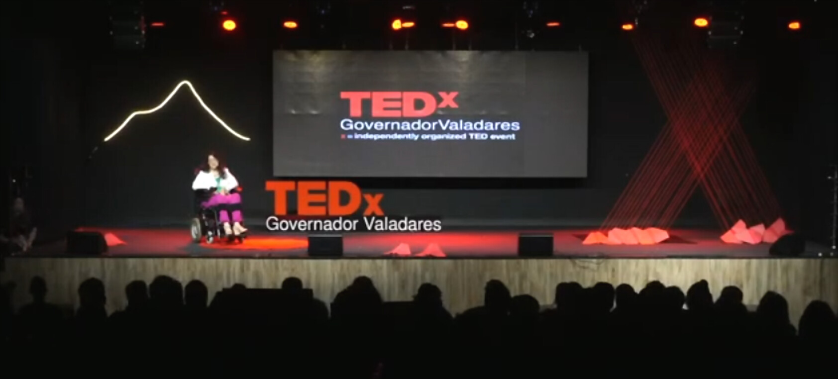 Camilla Carvalho no palco do TEDx Governador Valadares